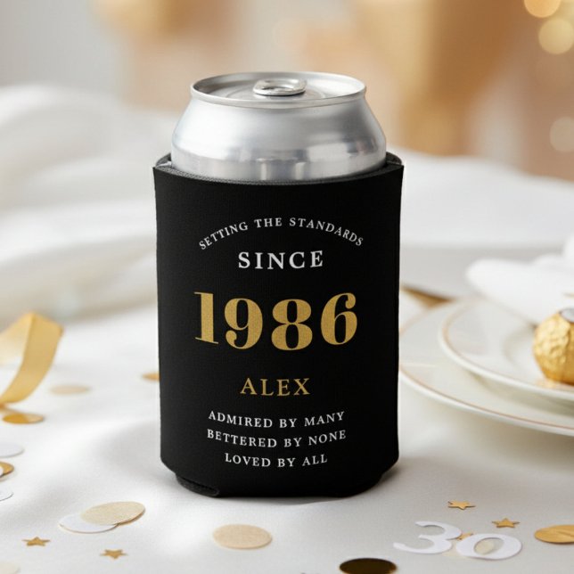 Enfriador De Latas 40th Birthday Name 1986 Black Gold Elegant Chic (1986 can cooler on a white background)