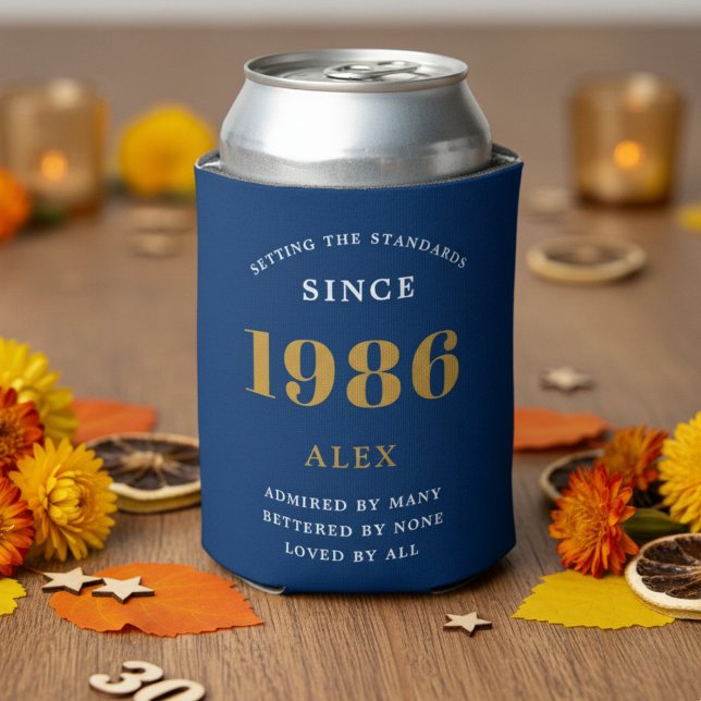 Enfriador De Latas 40th Birthday Name 1986 Blue Gold Elegant Chic (1986 blue can cooler on a table)
