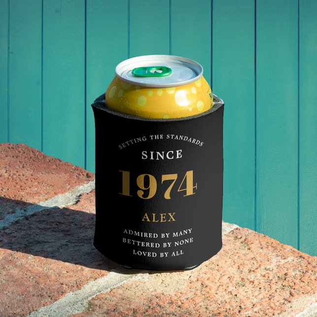 Enfriador De Latas 50.º Nombramiento de cumpleaños 1974 Moda elegante (Luxurious 50th Birthday Black and Gold Can Cooler: The perfect party companion.)