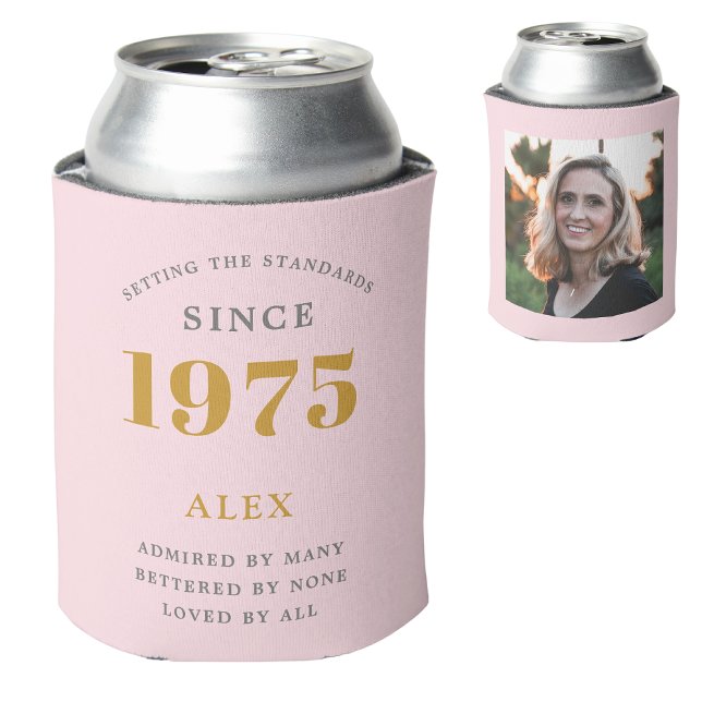 Enfriador De Latas 50.º nombre de cumpleaños 1975 Moda foto gris rosa (Personalized pink 50th birthday can cooler with custom photograph and name.)