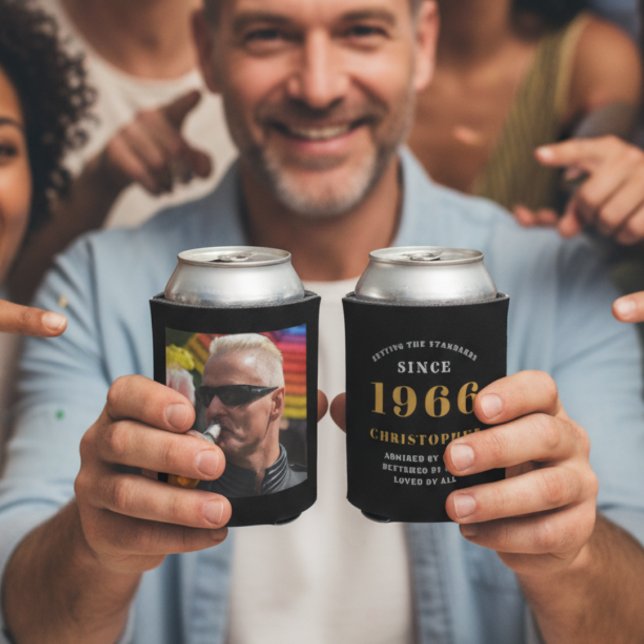Enfriador De Latas 60.º cumpleaños Oro Negro con foto (60th birthday can coolers showing front and back prints. Held by a man.)