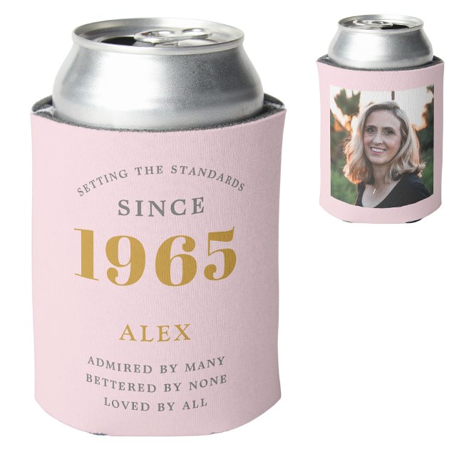 Enfriador De Latas 60.º nombre de cumpleaños 1965 Moda foto gris rosa (Personalized pink 60th birthday can cooler with custom photograph and name.)