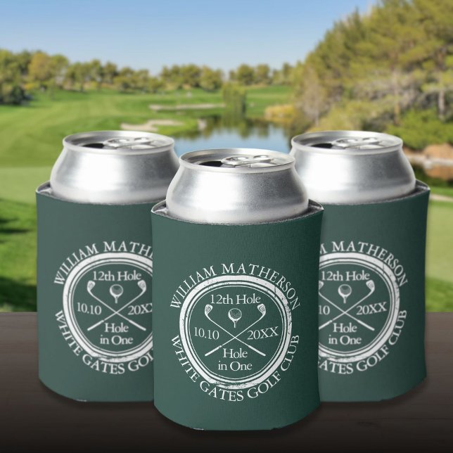 Enfriador De Latas Agujero de golf en un verde esmeralda Personalizad (Golf Hole in One Custom Emerald Green Can Cooler)