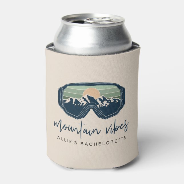 Enfriador De Latas ALLIE Sage Mountain Vibes Ski Bachelorette Group (Lata Anverso)