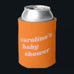 Enfriador De Latas Baby Shower retro Naranja rosa moderno personaliza<br><div class="desc">Mantén tus bebidas frescas y tu fiesta elegante con nuestro Refrigerador de bebidas Retro Baby Shower Naranja rosa moderno personalizado! Este divertido refrigerador de bebidas presenta una vibrante mezcla de rosa y naranja en un divertido diseño retro, perfecto para darle un toque de personalidad a su ducha de bebé. Personalizar...</div>