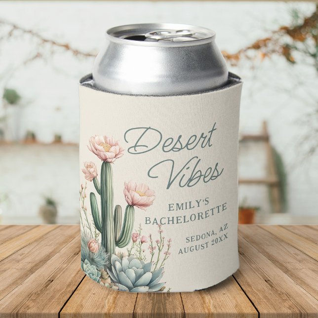 Enfriador De Latas Bachelorette Blooming Cactus Suculento Vibe del De (A desert-themed can cooler with cacti, succulents, and "Desert Vibes" text, set on a wooden surface.)