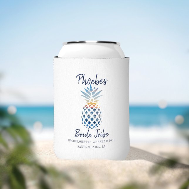 Enfriador De Latas Bachelorette Party Pineapple Coastal Sunset Person (Subido por el creador)