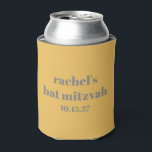 Enfriador De Latas Bat Mitzvah personalizado favorece el gris amarill<br><div class="desc">¡Mantén al fiesta fresco con este elegante refrigerador de bebidas personalizado Bat Mitzvah! Con un diseño minimalista moderno y una tipografía audaz, esta manga de bebida personalizado es un agradable y práctico regalo para los huéspedes. Perfecto para recepciones, celebraciones y keepsakes fiestas, este refrigerador de bebidas le da un toque...</div>