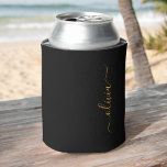 Enfriador De Latas Black Gold Modern Script Girly Monograma Nombre<br><div class="desc">Refrigeradores de bebidas de Bachillerato o Bachillerato de Estilo Sencillo Negro y Oro. Estos Bodas,  duchas nupciales o Refrigeradores de bebidas de la fiesta de cumpleaños pueden ser personalizados para incluir su nombre de pila. Póngase en contacto con el diseñador para obtener elementos coincidentes personalizados.</div>