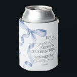 Enfriador De Latas Blue Coquette Bow Sweet 16 Birthday Party Favors<br><div class="desc">¡Eleva tu cumpleaños con esta decoración Fiesta Coquette Blue Bow! Este diseño atemporal añade un toque de elegancia y encanto a cualquier evento, con un arco muy bien hecho y adornado con delicados tonos azules. Esta colección impresionará a sus invitados y creará recuerdos duraderos y será perfecta para añadir un...</div>