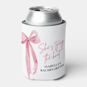 Enfriador De Latas Blush Pink Bow Ella Está Atando el Nudo Despedida
