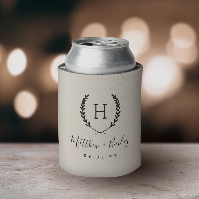 Enfriador De Latas Boda  Laurel Escudo Monograma | Beige claro (Subido por el creador)