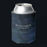 Enfriador De Latas Boda personalizada Navy Blue Groomsman<br><div class="desc">Elegante refrigerador de bebidas personalizado para regalar su fiesta nupcial. Es una hermosa pintura de color de agua abstracta en color azul marino con nombre y fecha personalizados. ¡Un gran regalo para tu novio que pueden usar no sólo en el día de tu boda,  sino para el uso diario!</div>