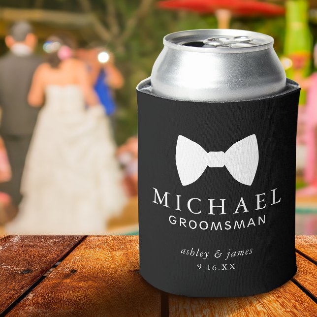 Enfriador De Latas Boda personalizado de Black Bow Tie Groomsman (Black Bow Tie Groomsman Personalized Wedding Can Cooler)