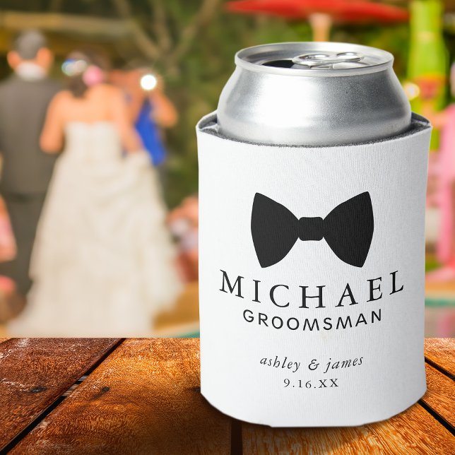 Enfriador De Latas Boda personalizado de Black Bow Tie Groomsman (Black Bow Tie Groomsman Personalized Wedding Can Cooler)
