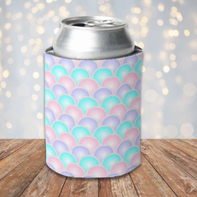 Enfriador De Latas bonito rosa morado aqua balanzas de sirena azul pa (pretty purple pink aqua blue pastel mermaid scales can cooler)