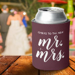 Enfriador De Latas Borgoña Saluda Al Nuevo Sr. y la Sra. Boda<br><div class="desc">Celebra a los recién casados o usa al refrigerador de bebidas para favores de boda casuales. Envíe un correo electrónico a JMR._Designs@yahoo.com si necesita ayuda o tiene alguna solicitud especial.</div>