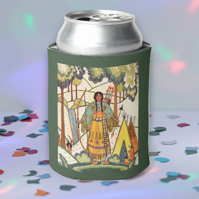 Enfriador De Latas Bosque de aldea de nativas nativas nativas nativas (Native American woman in woods bow arrow embroidery look on dark green drink can cooler.)