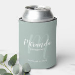 Enfriador De Latas Bridesmaid personalizada de escritura moderna<br><div class="desc">Añada un toque personal a su boda con un regalo personalizado para la dama de honor. Este diseño presenta el nombre personalizado de la dama de honor en un estilo de letra de escritura moderno y blanco y un monograma en un estilo de tipo de letra de guión moderno verde...</div>