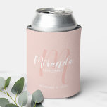 Enfriador De Latas Bridesmaid personalizada de escritura moderna<br><div class="desc">Añada un toque personal a su boda con un regalo personalizado para la dama de honor. Este diseño presenta el nombre personalizado de la dama de honor en un estilo de letra de escritura moderno y blanco y un monograma en un estilo de tipo de letra de escritura moderno y...</div>