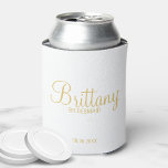 Enfriador De Latas Bridesmaids personalizadas de blanco y oro moderno<br><div class="desc">Modern Personalized Bridesmaids con el nombre personalizado de la dama de honor en estilo de letra de escritura moderna de oro con título y fecha boda en oro moderno sans serif estilo de letra. También perfecto para la empleada de honor, la niña flor, la madre de la novia y más....</div>