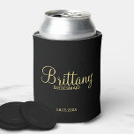 Enfriador De Latas Bridesmaids personalizadas modernas en negro y oro<br><div class="desc">Modern Black and Gold Personalized Bridesmaids Regalos con el nombre personalizado de la dama de honor en estilo de letra de escritura moderna de oro con título y fecha boda en modernos sans serif estilo de fuente sobre fondo negro. También perfecto para la empleada de honor, la niña flor, la...</div>