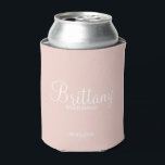 Enfriador De Latas Bridesmaids personalizadas y modernas<br><div class="desc">Regalos de Bridesmaids personalizados modernos con el nombre de la dama de honor en blanco estilo de letra de escritura moderno con título y fecha boda en modernos sans serif estilo de fuente sobre fondo rosa negro. También perfecto para la empleada de honor, la niña flor, la madre de la...</div>