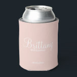 Enfriador De Latas Bridesmaids personalizadas y modernas<br><div class="desc">Regalos de Bridesmaids personalizados modernos con el nombre de la dama de honor en blanco estilo de letra de escritura moderno con título y fecha boda en modernos sans serif estilo de fuente sobre fondo rosa negro. También perfecto para la empleada de honor, la niña flor, la madre de la...</div>