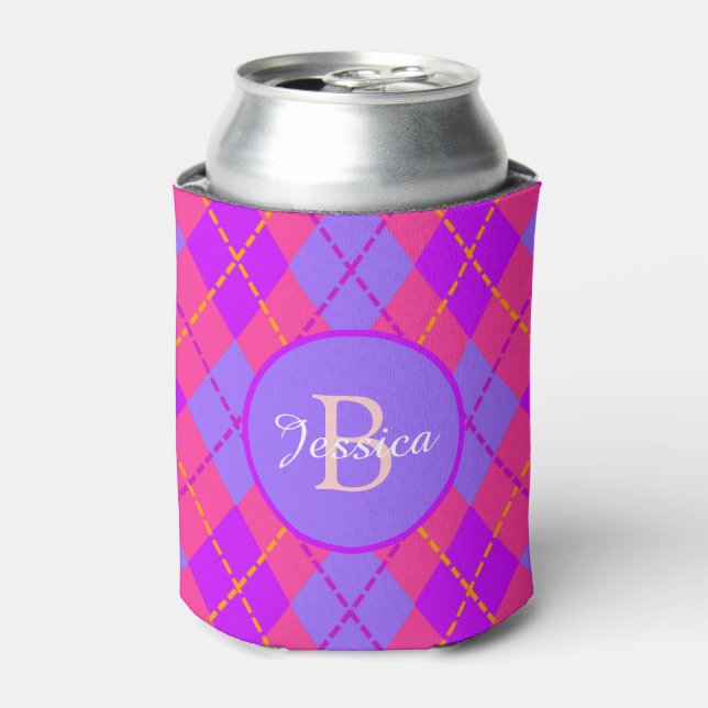 Enfriador De Latas Bright Pink and Blue Argyle Pattern Monogram (Lata Anverso)