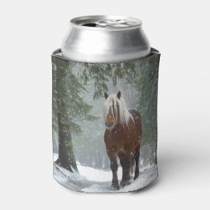 Enfriador De Latas Caballo marrón en un bosque de invierno con nieve