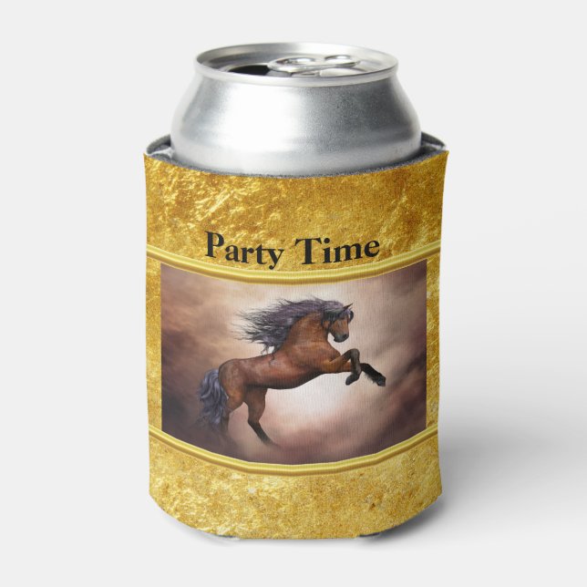 Enfriador De Latas Caballo marrón frisón criándose con nubes nubladas (Lata Anverso)