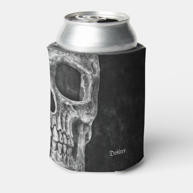 Enfriador De Latas Cabeza De Medio Calavero De Guay Gótica Negro Y Bl (Reverso de la lata)