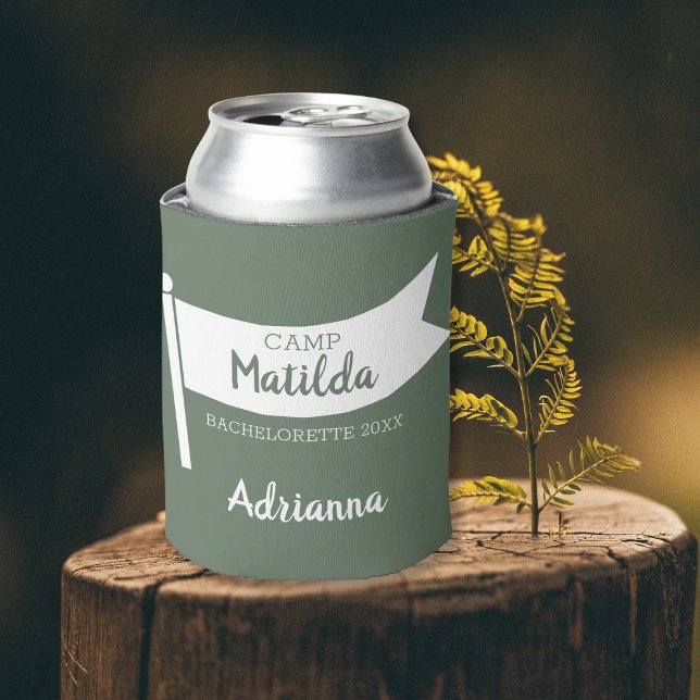 Enfriador De Latas Campamento Bachelorette Mountain Green Flag Campin (camp bachelorette party can cooler camping bachelorette )
