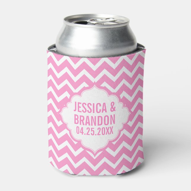 Enfriador De Latas Chevron 2 Monogramado Rosa Y Blanco Zigzag (Lata Anverso)