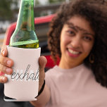 Enfriador De Latas Cita moderna de inhalación por inhalación de tinta<br><div class="desc">Cita moderna de inhalación por inhalación de tinta rosada en el pasto</div>