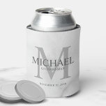 Enfriador De Latas Clásicos Groomsmen Personalizados de Mármol Blanco<br><div class="desc">Añada un toque personal a su boda con un refrigerador de bebidas personalizado. Este refrigerador de bebidas presenta el nombre personalizado del groomsman con título y fecha boda en gris claro y monograma en gris claro como fondo, en estilo clásico serif, sobre fondo de mármol blanco. También perfecto para el...</div>