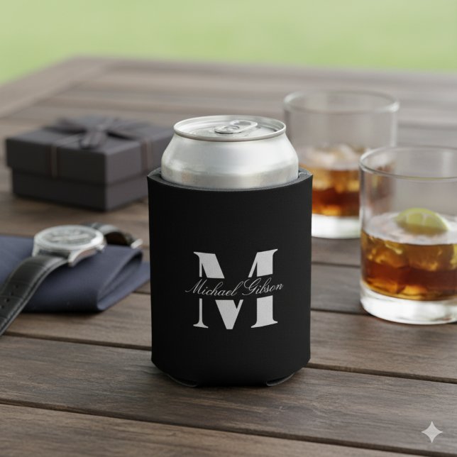 Enfriador De Latas Classic Black | Custom Monogram Wedding Groomsmen  (Classic Black | Custom Monogram Wedding Groomsmen Can Cooler)