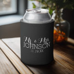 Enfriador De Latas Color sólido negro Mr. y Mrs Wedding Favors<br><div class="desc">Un color de negrita con fuentes de moda hace una pieza de instrucción para un favor de recepción. Los elementos son más fáciles de personalizar cuando se reemplazan primero todo el texto y las fotos. Si su arte todavía necesita ser ajustado, haga clic en el botón Personalizar Este botón. Esto...</div>