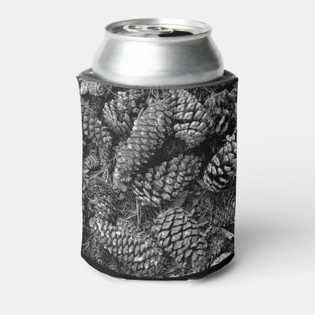 Enfriador De Latas Cones de pino en blanco y negro (Reverso de la lata)