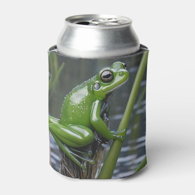 Enfriador De Latas "Crystal Clarity: Rana de vidrio verde sobre cañas (Lata Anverso)