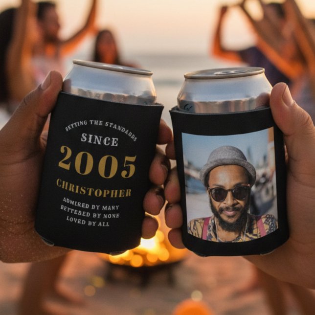 Enfriador De Latas Cumpleaños 21 negro oro con foto (21st birthday can cooler front and rear shot. Blurred background.)