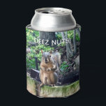 Enfriador De Latas Deez Nuts Funny Squirrel Photo Adultos Humor<br><div class="desc">¡DEEZ NUTS! Una ardilla hilarante juega con las palabras chiste sobre sus nueces. Humor vulgar para un adulto. Haz que tus amigos se rían de esta cita de la cultura pop.</div>