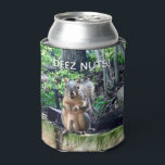 Enfriador De Latas Deez Nuts Funny Squirrel Photo Adultos Humor<br><div class="desc">¡DEEZ NUTS! Una ardilla hilarante juega con las palabras chiste sobre sus nueces. Humor vulgar para un adulto. Haz que tus amigos se rían de esta cita de la cultura pop.</div>