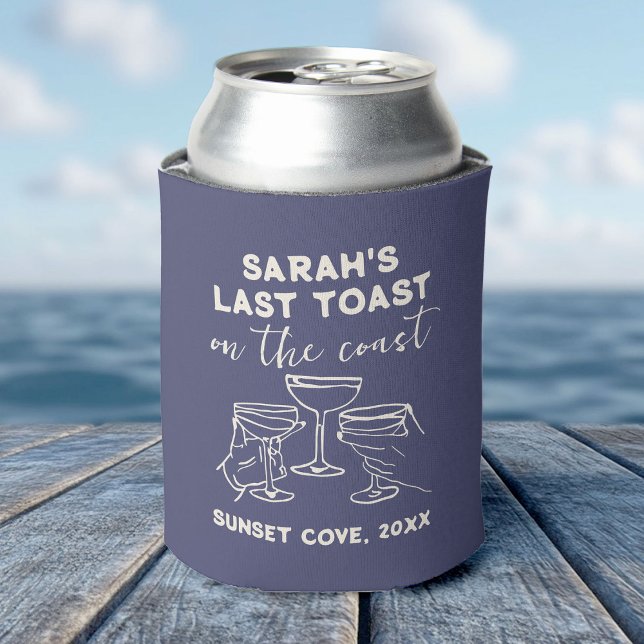 Enfriador De Latas Despedida de soltera personalizada Último brindis  (A can cooler with "Last Toast" printed on it, resting on the sand, celebrating a bachelorette party )