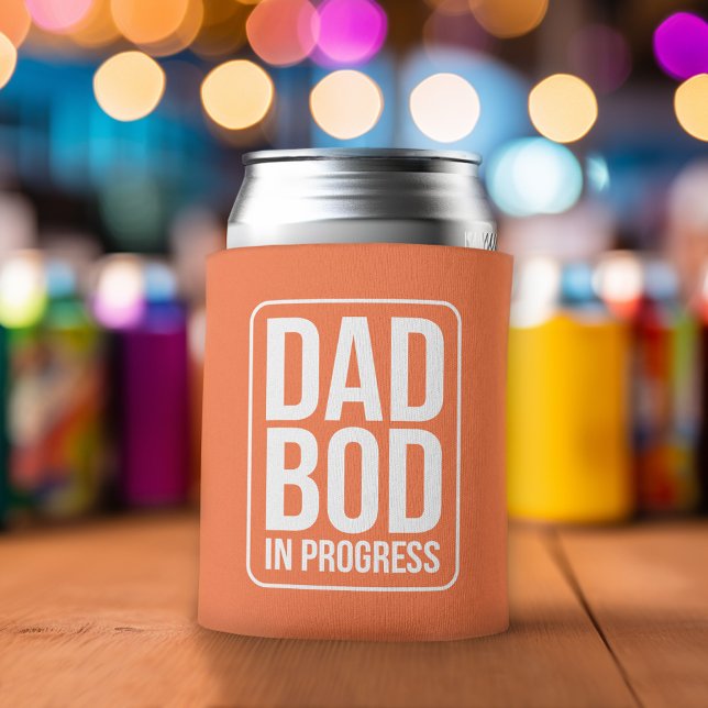 Enfriador De Latas Día del padre gracioso en curso (Funny Can Cooler - Dad Bod in Progress - Father's Day Gift or a New Dad Favor)