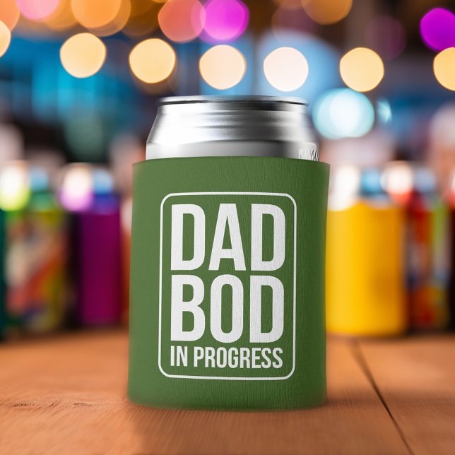 Enfriador De Latas Día del padre gracioso en curso (Funny Can Cooler - Dad Bod in Progress - Father's Day Gift or a New Dad Favor)