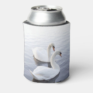 Enfriador De Latas Dos cisnes nadando en un lago tranquilo