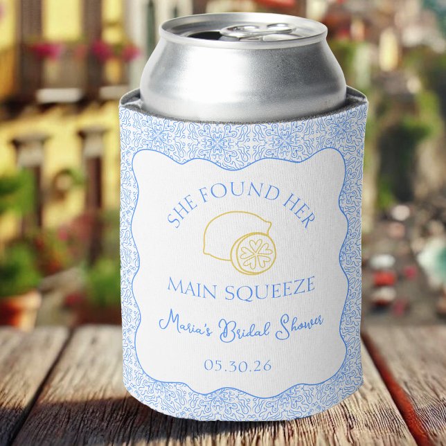 Enfriador De Latas Ducha Nupcial Main Squeeze Limón Baldosa Azul (Chic can cooler with a lemon theme—perfect for celebrating the bride-to-be! Customizable text.)
