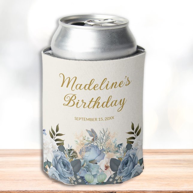 Enfriador De Latas Dusty Blue Floral Blue Gold Nombre de cumpleaños (Elegant dusty blue and white watercolor floral birthday party can cooler.)