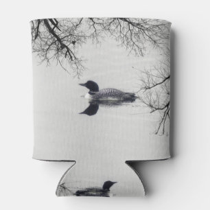 Enfriador De Latas El bribón común nada en un lago septentrional en